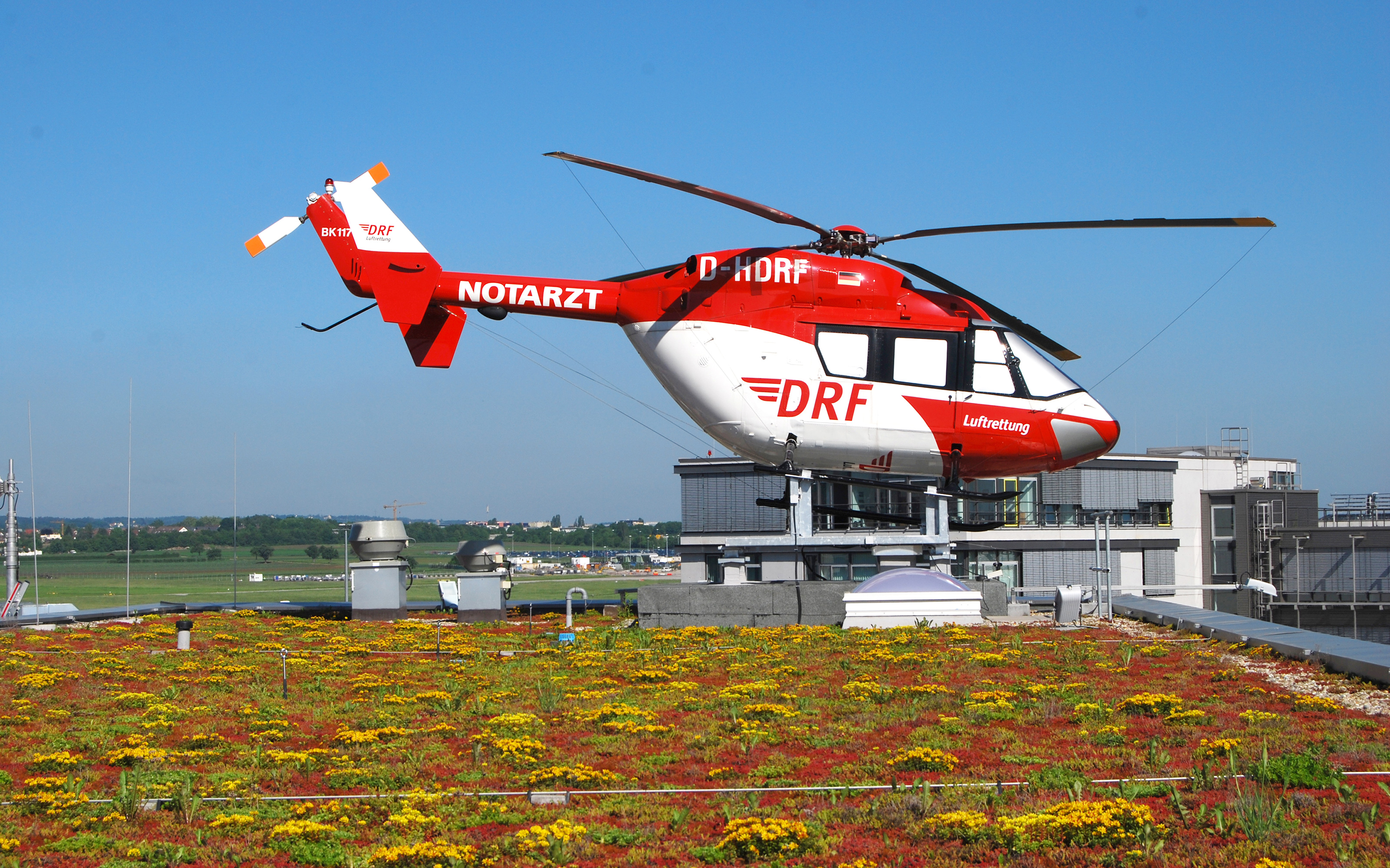 Un elicottero sul tetto verde