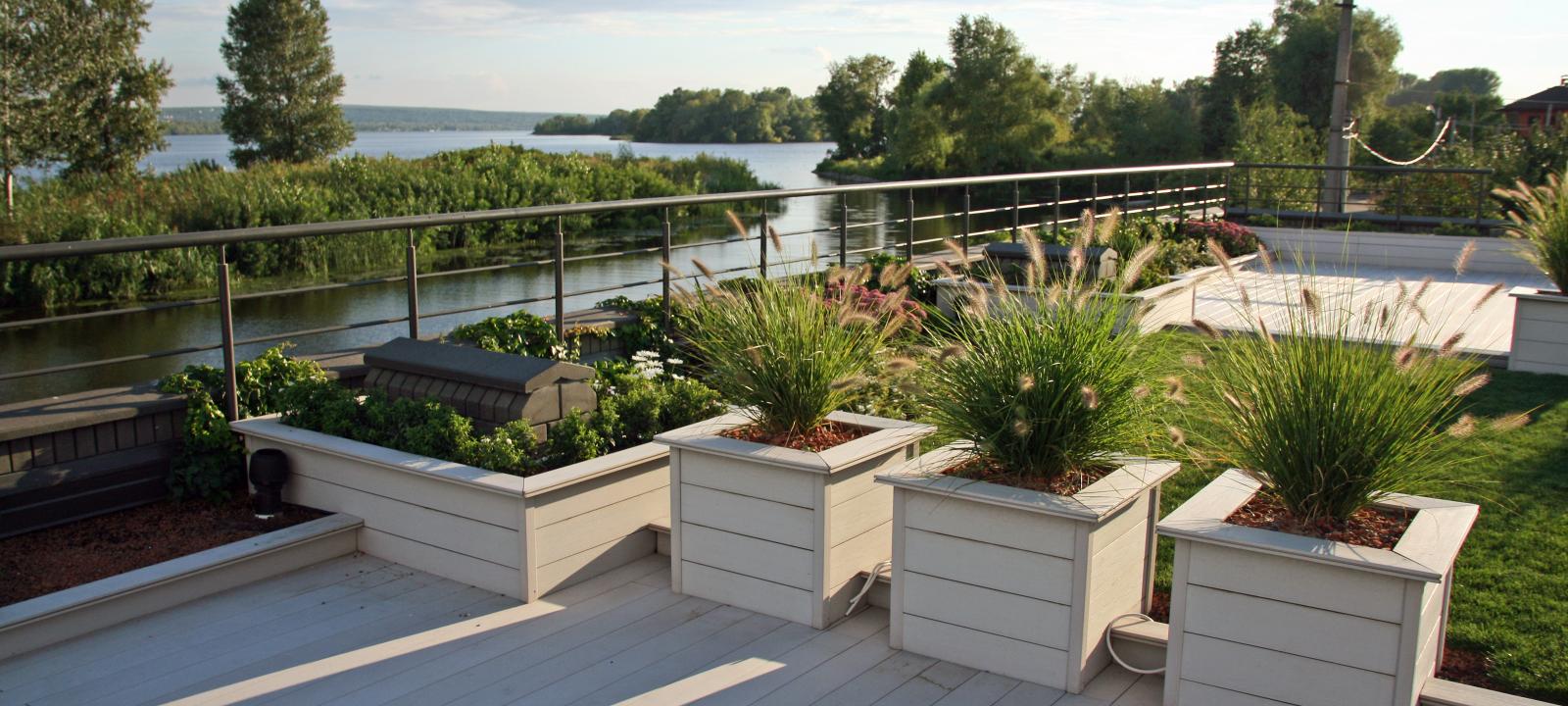 Giardino pensile con pavimenti in legno