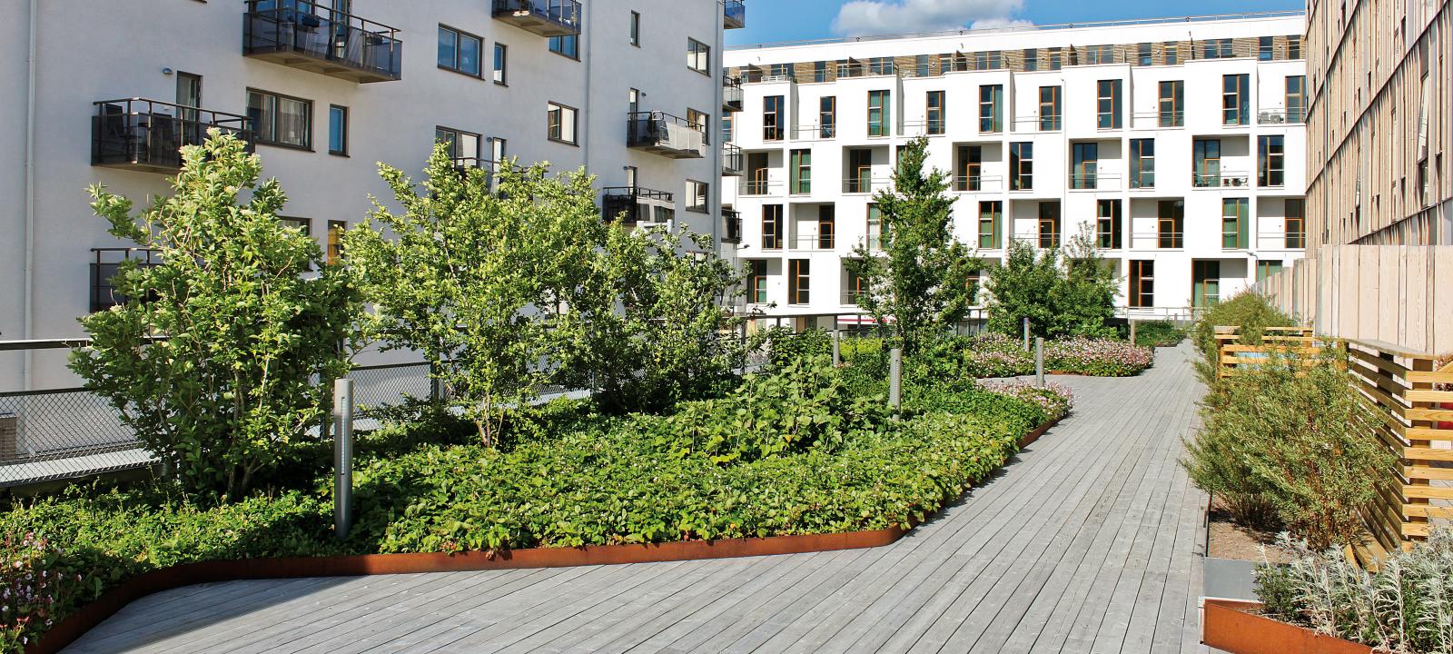 Giardino pensile con pavimenti in legno