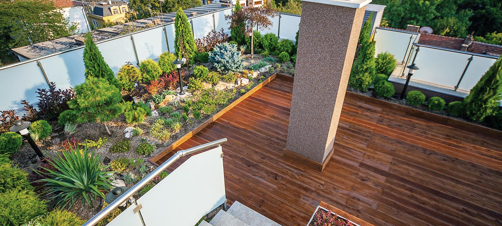 Giardino pensile con pavimenti in legno