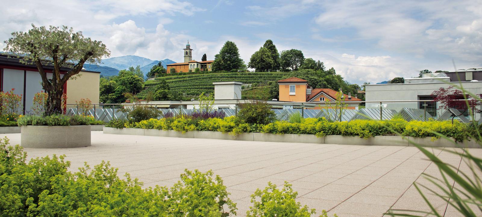 Aree verdi e passaggi pedonali sul tetto giardino