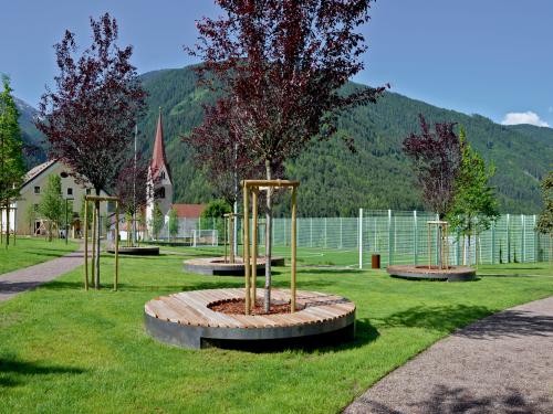 Giardino pubblico con alberi e posti da sedere 
