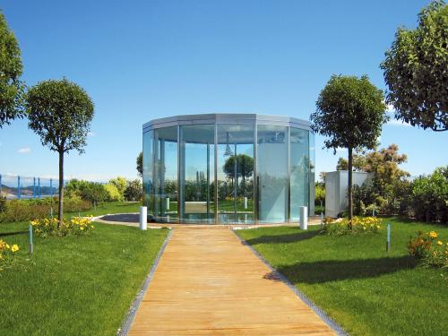 Giardino pensile con prato e alberelli