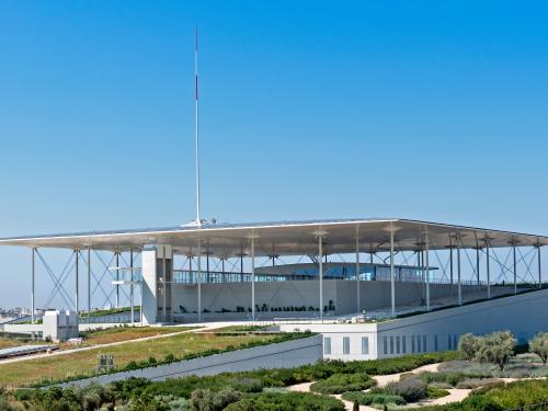 Building with a flat roof and vegetated areas on a green roof