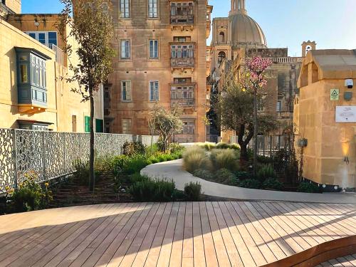 Roof garden with seating areas made of wooden planks