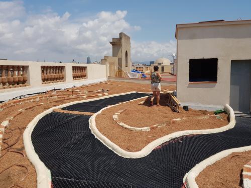 Substrate and drainage mats on a rooftop