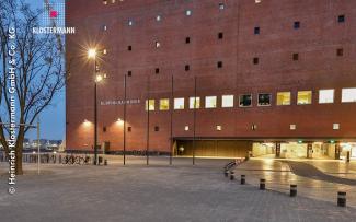 Vehicle access to the underground garage is on the eastern side of the building which is surrounded by water on the three other sides. © Klostermann Access to the underground garage of the Elbphilharmonie
