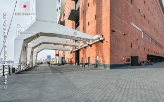 Approx. 4300 m² of ZinCo system build-up are installed to the south side of the brick building into the western point, as there is an underground garage beneath this. © Klostermann Brick building and harbour cranes