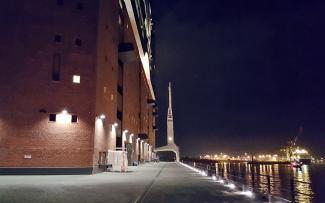 It’s well worth a stroll in the evening along the quay at the Platz der Deutschen Einheit. Elbphilharmonie and quay at night