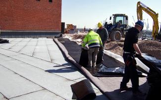 The ZinCo system build-up “Driveway with Elastodrain®” was installed bit by bit. The system build-up “Driveway with Elastodrain®” is being installed