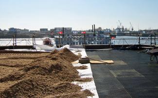 Elastodrain® EL 202 layer is followed by the extra rigid system filter PV and then gravel and grit. Substrate on a roof with view onto the river