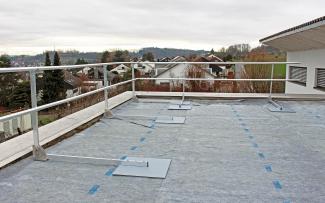 Installed safety railing prior to the installation of the green roof, which then provides the necessary ballast. Flat roof with railing