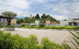 Aree verdi e passaggi pedonali sul tetto giardino