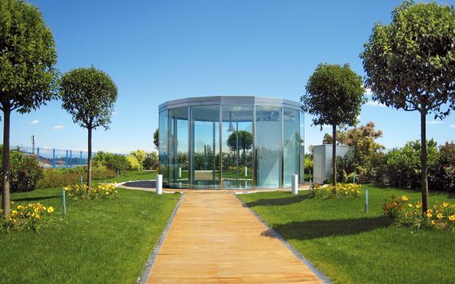 Giardino pensile con prato e alberelli