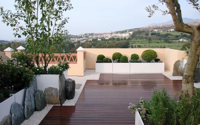 Terrazzo con rivestimento in legno e fioriere